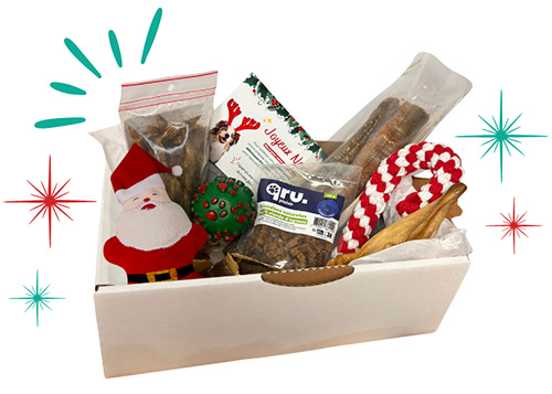 La box de noel qru contient des friandises et des jouets