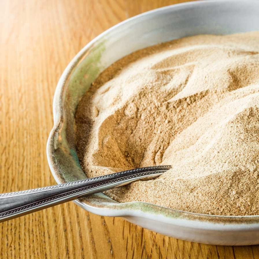 Levure de bière en poudre dans un bol