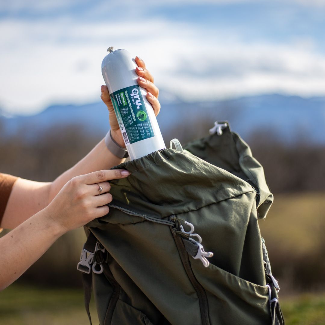 Un saucissons qru sort du sac à dos : très pratique comme alternative barf vacances