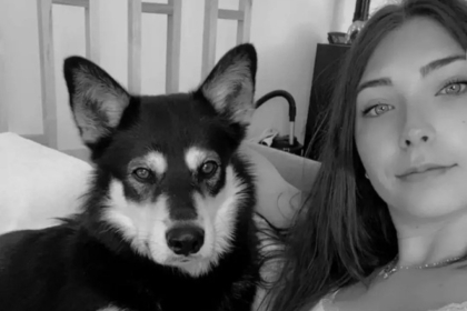 Photo de Marie et de son chien husky Uros