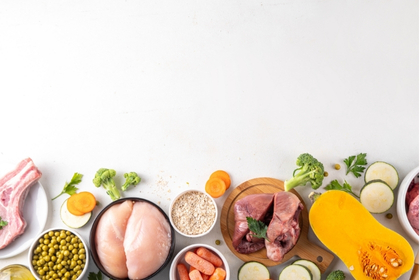 Ingrédients pour ration BARF équilibrée : viande crue, abats, légumes et compléments pour alimentation crue chien et chat
