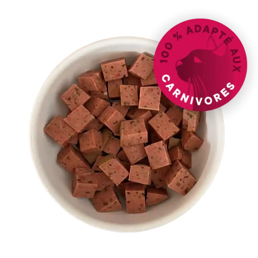 Bol rempli de saucisson pour chat en morceaux.
