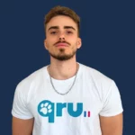 Yannis, rédacteur chez qru