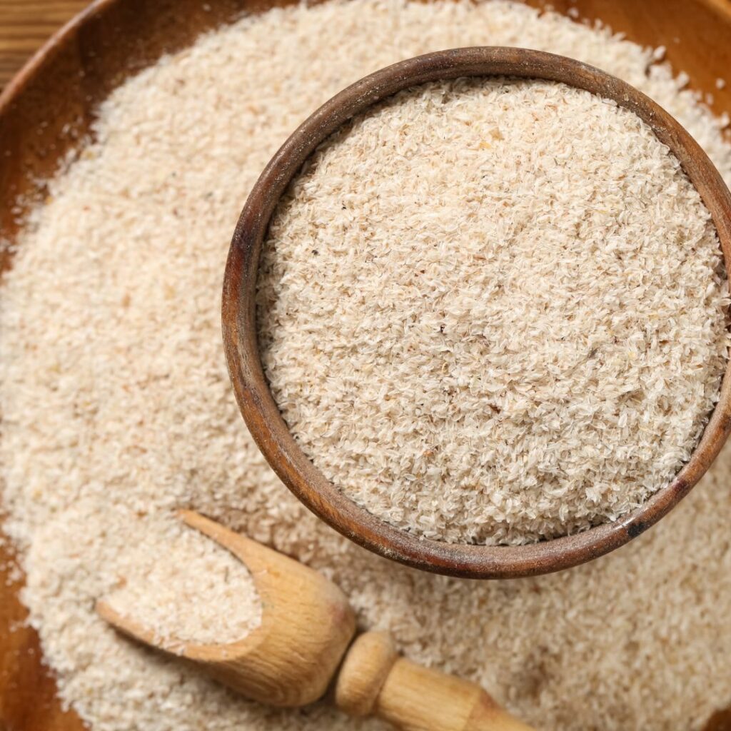 Pourdre de psyllium pour chien dans un bol et répandue autour.